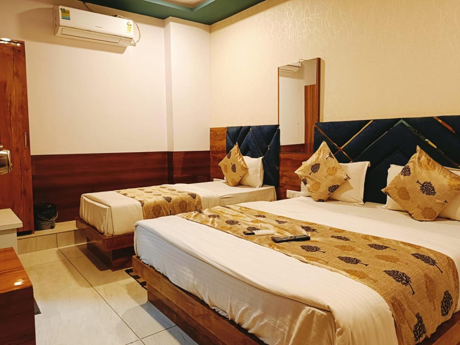 Hotel Maan Palace Vadodara Exterior photo
